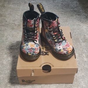 dr martens wanderflower